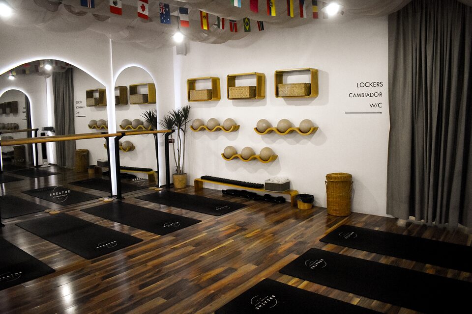 Salón del estudio con barras y colchonetas